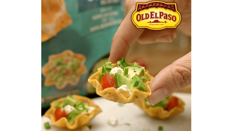 Tortilla-skåle med avocado, feta og cherrytomater